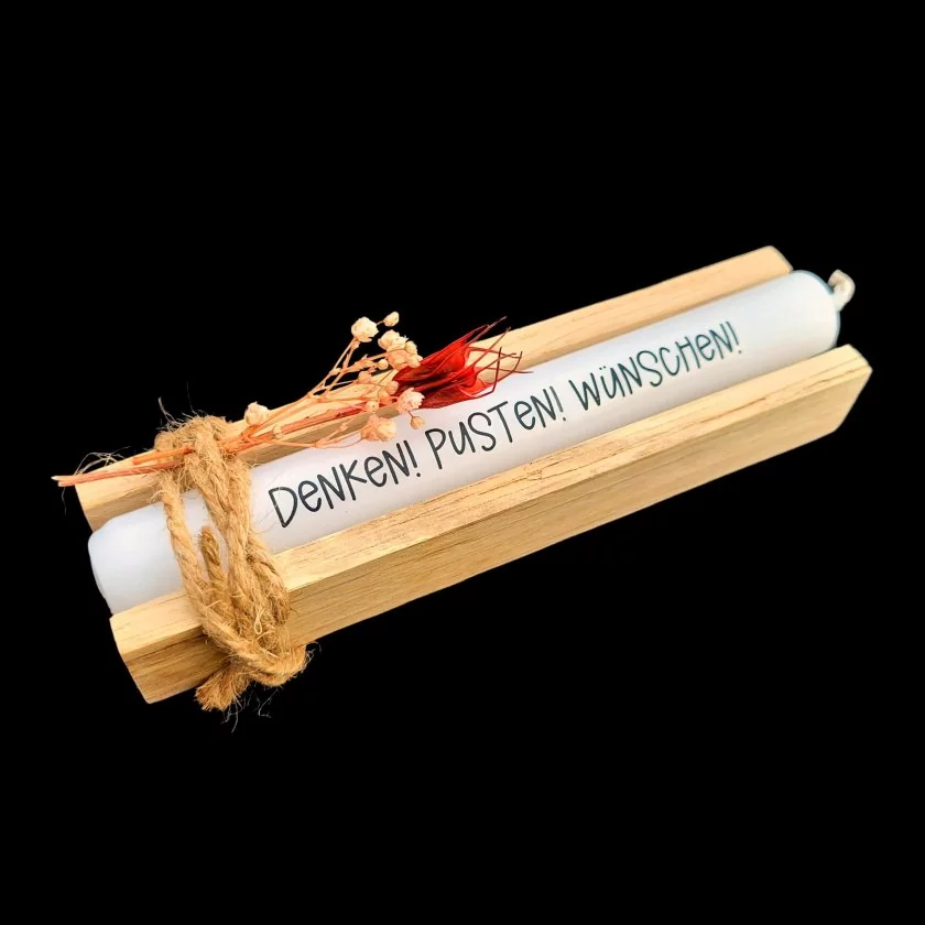 Weiße Kerze mit Aufdruck Denken! Pusten! Wünschen! in Holzbox mit Schnur umwickelt und Trockenblumen Weiße Kerze mit Aufdruck Denken! Pusten! Wünschen! in Holzbox mit Schnur umwickelt und Trockenblumen